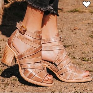 Freebird Claw Sandals in Taupe size 7